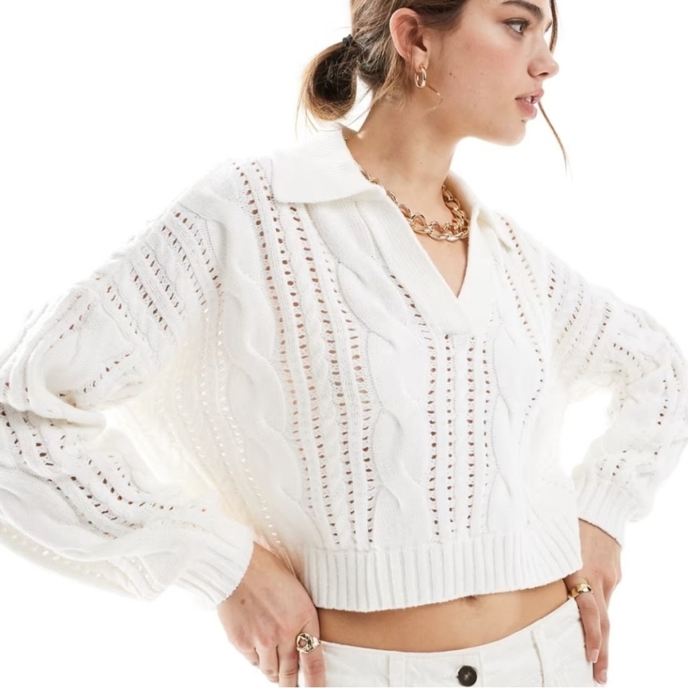 Hollister Cream V-Neck Cable Knit Sweater size medium